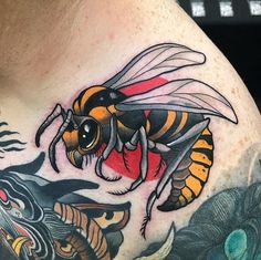 traditional-wasp-tattoo-design-for-girls